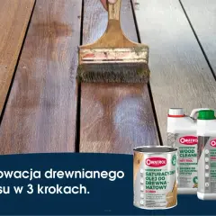 Czyszczenie tarasu drewnianego pędzlem. Obok produkty Owatrol do renowacji drewna.