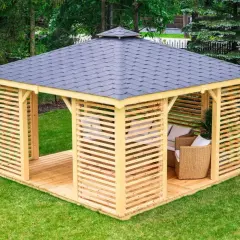 Nowoczesna altana DIY z drewnianym tarasem i ażurowymi ściankami, idealna na relaks w ogrodzie.
