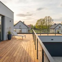 Nowoczesny taras nad garażem, idealne miejsce na relaks. Inspiracje dla Twojego domu.