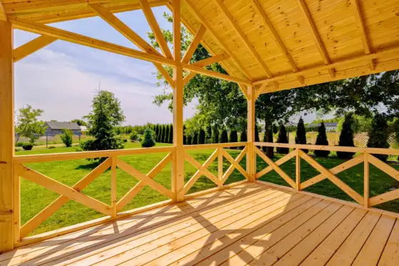 Zadaszenie przy domu - pergola, wiata, altana? Wybierz mądrze!